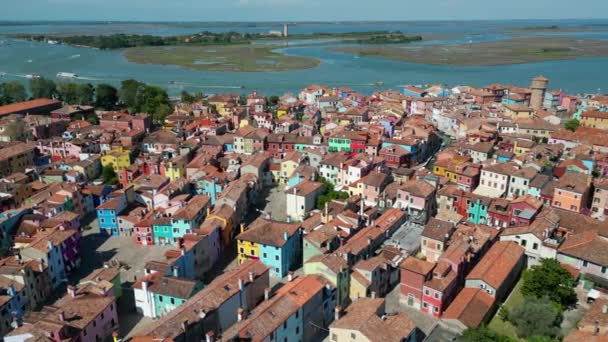 ヴェネト地方ヴェネツィアのヴェネツィア地方 イタリアの漁船や橋をフィーチャーしたフォンダンクエンバンクに沿ったブルノのカラフルな家屋の空中眺望 — ストック動画