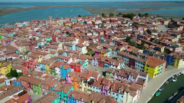 ヴェネト地方のヴェネツィア地方 イタリアのブルノ島のカラフルな家屋の空中ビュー — ストック動画