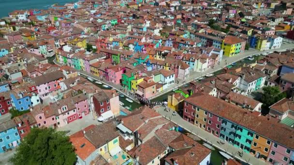 バラノ島 ヴェネツィア ヴェネツィア ヴェネツィア イタリアのヴェネト地方で漁船や橋をフィーチャーしたカラフルな家屋の空中ビュー — ストック動画