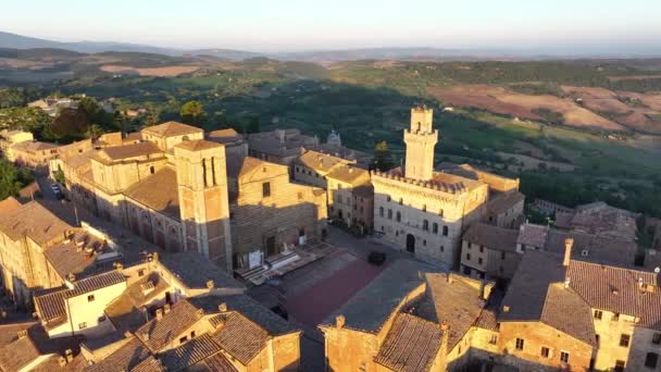 Luftaufnahme Der Mittelalterlichen Stadt Montepulciano Bei Sonnenaufgang Der Kathedrale Maria — Stockvideo