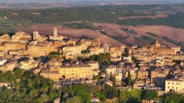 Gündoğumunda Montepulciano, İtalya 'nın Siena eyaletinin Toskana tepelerinde Saint Mary Katedrali ve Sarayı' nı gösteren hava manzarası