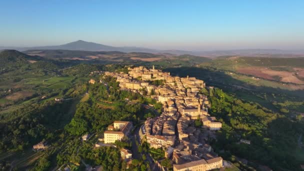 中世のモンテパルチアーノ村 トスカーナ イタリアの空中ビューショットを設立 — ストック動画