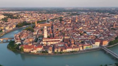 Verona İtalya ufuk çizgisi, tarihi şehir merkezi, Adige nehri üzerindeki Ponte Pietra köprüsü, Katedral, Duomo, kırmızı kiremitli çatılar, Veneto Bölgesi