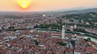 Verona şehrinin gökyüzünün geniş açılımı, Duomo di Verona, Cattedrale di Santa Maria Matricolare, tarihi şehir merkezi, kırmızı kiremitli çatılar, Veneto Bölgesi, İtalya