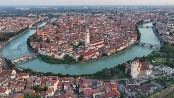意大利维罗纳的空中全景 阿迪吉河上的皮特拉桥 历史城中心 大教堂 红色屋顶 威尼托地区 — 图库视频影像