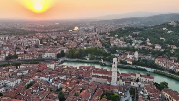 Etablera Flygfoto Verona Stad Skyline Vid Solnedgången Duomo Verona Cattedrale — Stockvideo