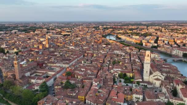 意大利维罗纳 阿迪吉河上的皮特拉桥 历史城中心 主教座堂 红色屋顶 威尼托地区的空中景观 — 图库视频影像