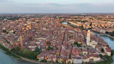 Verona, İtalya, Ponte Pietra Adige Nehri üzerinde, Tarihi Şehir Merkezi, Katedral, Duomo, Kızıl Çatı manzaraları, Veneto Bölgesi