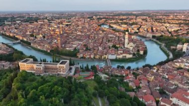 Birds Eye View of Verona city skyline, Ponte Pietra, Adige River, Historic City Centre, Duomo Cathedral ve Iconic Red Rofs, Veneto Region, İtalya