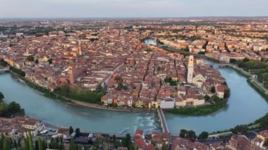 Verona, İtalya, Ponte Pietra Adige Nehri üzerinde, Tarihi Şehir Merkezi, Katedral, Duomo, Kızıl Çatı manzaraları, Veneto Bölgesi
