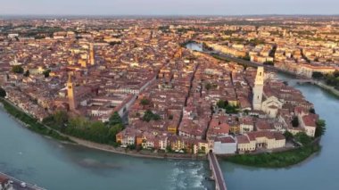 Verona, İtalya, Ponte Pietra Adige Nehri üzerinde, Tarihi Şehir Merkezi, Katedral, Duomo, Kızıl Çatı manzaraları, Veneto Bölgesi