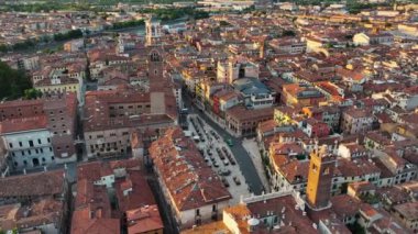 Verona şehir silueti, Piazza delle Erbe 'nin hava manzarası, Torre dei Lamberti, tarihi şehir merkezi, şehir silueti, Katedral, Veneto Bölgesi, İtalya