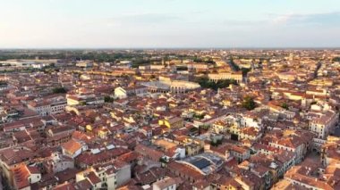 Verona Arena 'nın havadan görünüşü, tarihi şehir merkezinde iyi korunmuş Roma amfitiyatrosu, İtalya yukarıdan, Avrupa