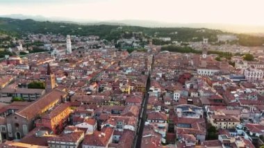 Verona şehrinin gündoğumu gökyüzü manzarası, Ponte Pietra, Adige Nehri, Tarihi Şehir Merkezi, Duomo Katedrali ve İkonik Kızıl Çatılar, Veneto Bölgesi, İtalya