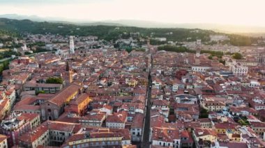 Verona şehrinin gündoğumu gökyüzü manzarası, Ponte Pietra, Adige Nehri, Tarihi Şehir Merkezi, Duomo Katedrali ve İkonik Kızıl Çatılar, Veneto Bölgesi, İtalya