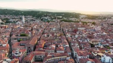 Verona şehrinin gündoğumu gökyüzü manzarası, Ponte Pietra, Adige Nehri, Tarihi Şehir Merkezi, Duomo Katedrali ve İkonik Kızıl Çatılar, Veneto Bölgesi, İtalya