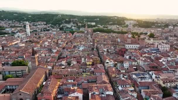 维罗纳市天际线 Ponte Pietra Adige River Historic City Centre Duomo大教堂和意大利维尼托地区Iconic红屋顶的日出鸟瞰 — 图库视频影像