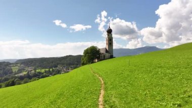 İtalyan Alpleri 'ndeki inanılmaz doğa manzarası. Kastelruth 'taki alp çayırındaki St. Valentin Kilisesi' nin harika yaz manzarası. Konum Dolomitler, Alpler, Bolzano, Güney Tyrol, İtalya, Avrupa