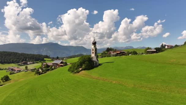 Vista Aérea Verano Iglesia San Valentín Castelrotto Dolomitas Alpes Bolzano — Vídeos de Stock