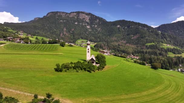 Fantastiskt Naturlandskap Italienska Alperna Underbar Sommarutsikt Över Valentin Church Alpinängen — Stockvideo