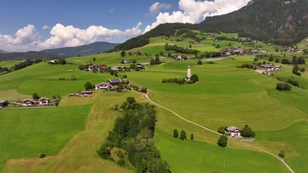 Niesamowity Krajobraz Przyrody Alpach Włoskich Wspaniały Letni Widok Kościół Walentego — Wideo stockowe
