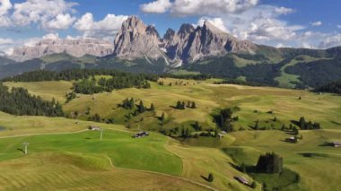 Seiser Alm Platosu 'ndaki Dolomitler' deki kır evleri, yaz güneşli günler Sassopiatto Dağları, Trentino Alto Adige, Güney Tyrol, İtalya, Avrupa