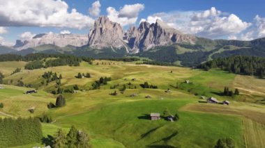 Alpe di Siusi veya Seiser Alm, Dolomites Alps, Sassolungo ve Sassopiatto dağları, Trentino Alto Adige, Güney Tyrol, İtalya, Avrupa