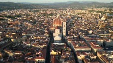 Floransa Katedrali Duomo di Firenze 'nin hava manzarası, Çiçekli Aziz Mary Katedrali, gün batımı altın saati, İtalya