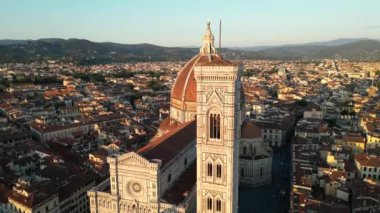 Gün batımında Floransa Katedrali Duomo di Firenze 'nin yakın görüntüsü, Toskana, İtalya