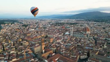 Floransa üzerinde gün doğumunda uçan renkli sıcak hava balonu destanı, Palazzo Vecchio, Çiçekli Aziz Mary Katedrali, Toskana, İtalya
