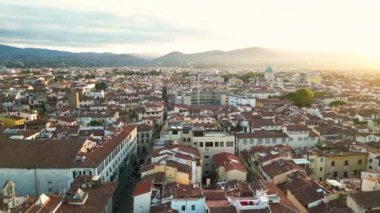 Floransa şehrinin hava manzarası gün batımında yükseliyor, Sinagog ve Yahudi Floransa Müzesi, Toskana, İtalya