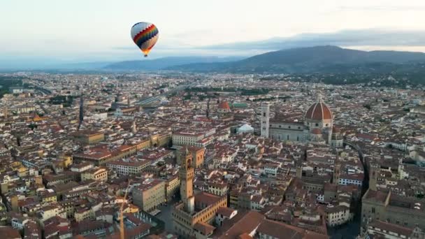 トスカーナ イタリアの聖マリア大聖堂 日の出にフィレンツェの上空を飛ぶカラフルな熱気球エピック — ストック動画