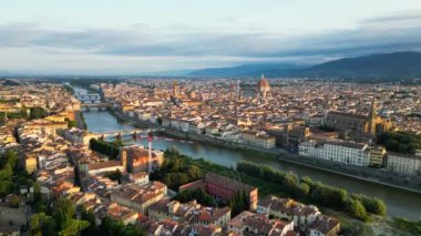 Floransa ufuk çizgisinin hava görüntüsünün kurulması, Çiçekli Aziz Mary Katedrali, Ponte Vecchio ve Arno Nehri, Toskana bölgesi, İtalya