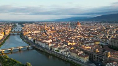 Floransa ufuk çizgisinin hava görüntüsünün kurulması, Çiçekli Aziz Mary Katedrali, Ponte Vecchio ve Arno Nehri, Toskana bölgesi, İtalya