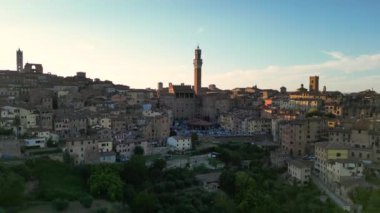 Torre del Mangia Kulesi 'nin havası ve Siena, İtalya' nın çatıları. Arka planda Duomo di Siena var. Çekim yükseliyor