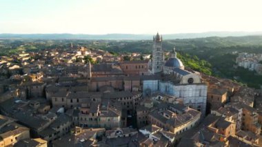 Duomo di Siena 'nın hava manzarası, günbatımında katedral, Toskana, İtalya