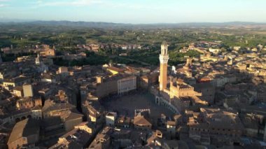 Torre del Mangia Kulesi 'nin Siena, Tuscany, İtalya' daki Piazza del Campo Campo Meydanı 'ndaki hava manzarası. Gün batımında insansız hava aracı yörüngesi vuruldu