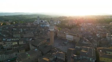 Siena, Toskana, günbatımında ortaçağ kasabasının havadan görünüşü, Piazza del Campo, Palazzo Pubblico, ve Torre del Mangia, İtalya