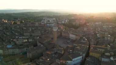 Siena, Toskana, günbatımında ortaçağ kasabasının havadan görünüşü, Piazza del Campo, Palazzo Pubblico, ve Torre del Mangia, İtalya