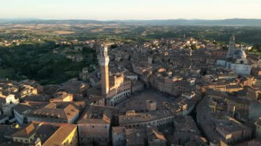Toskana, ortaçağ şehri Siena, Piazza del Campo, Palazzo Pubblico ve Torre del Mangia 'nın günbatımı manzarası, İtalya