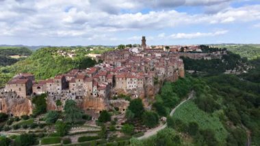 İtalya 'nın Toskana eyaletinin Grosseto ilindeki ortaçağ kasabası Pitigliano' nun hava manzarası
