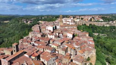 Tuscany, Grosseto Eyaleti, İtalya 'daki Ortaçağ Pitigliano Kasabası Havacılık Manzarası. Güney Tuscany 'deki Tarihi Köy Manzarası.