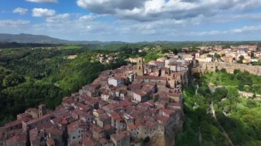Tuscany, Grosseto Eyaleti, İtalya 'daki Ortaçağ Pitigliano Kasabası Havacılık Manzarası. Güney Tuscany 'deki Tarihi Köy Manzarası.