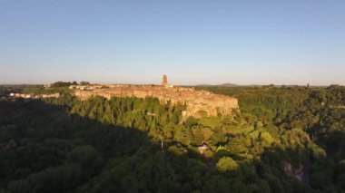 Günbatımında İtalya 'nın Toskana eyaletinin Grosseto ilindeki ortaçağ kasabası Pitigliano' nun hava manzarası