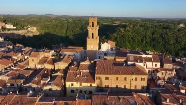 Středověká Zvonice Katedrály Santi Pietro Paolo Pitiglianu Toskánsko Itálie Letecký — Stock video