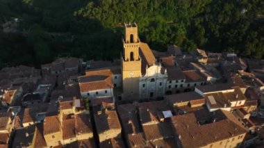 İtalya, Tuscany Bölgesi, Pitigliano 'daki Santi Pietro e Paolo Katedrali' nin Ortaçağ Çan Kulesi, Günbatımında Hava Görüntüsü