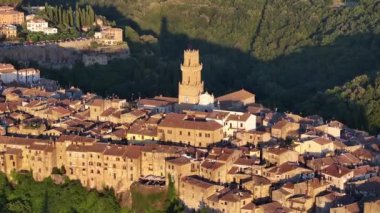 Dağın tepesinde çan kulesi olan Büyüleyici Eski Şehir Grosseto, Toskana, İtalya 'da Pitigliano' nun hava görüntüsü