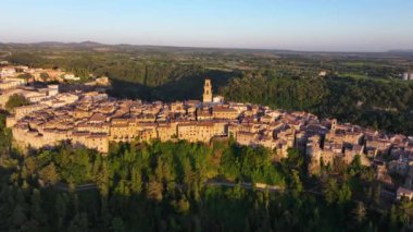 Pitigliano Katedrali, gün batımında hava manzarası Grosseto, Toskana, İtalya 'nın tarihi ortaçağ kasabası,