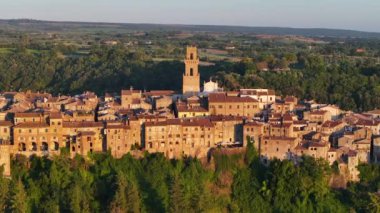 Günbatımında İtalya 'nın Toskana eyaletinin Grosseto ilindeki ortaçağ kasabası Pitigliano' nun hava manzarası