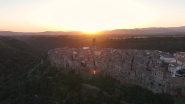 Pitigliano Katedrali, gün batımında hava manzaralı Grosseto, Toskana, İtalya 'nın tarihi ortaçağ kasabası.